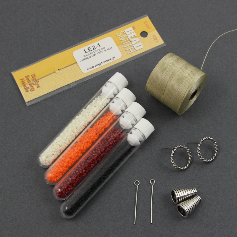 Materiały potrzebne do uszycia kolczyków w indiańskim stylu: koraliki, nici, bigle, szpilki i ozdobne tulejki